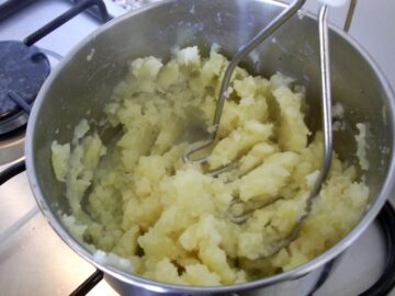 Ovenschotel met gehakt, spekjes en aardappelpuree